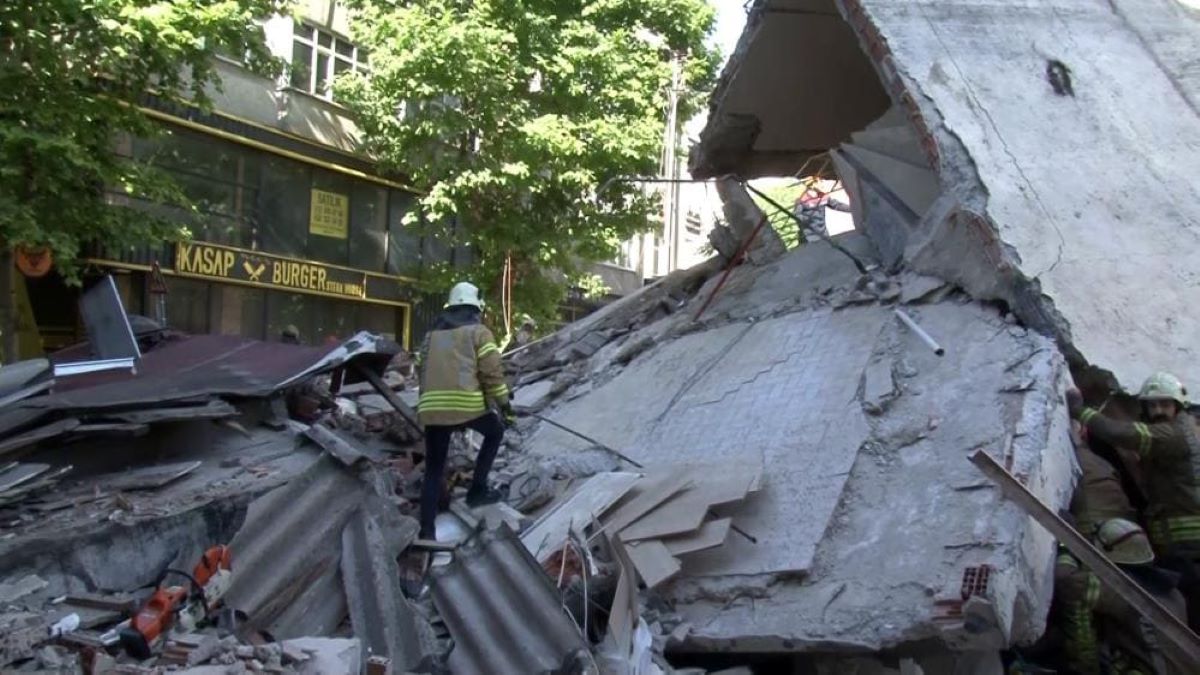 Son Dakika… 3 Katlı Bina Çöktü, Enkaz Altında Kalanlar Var! 1