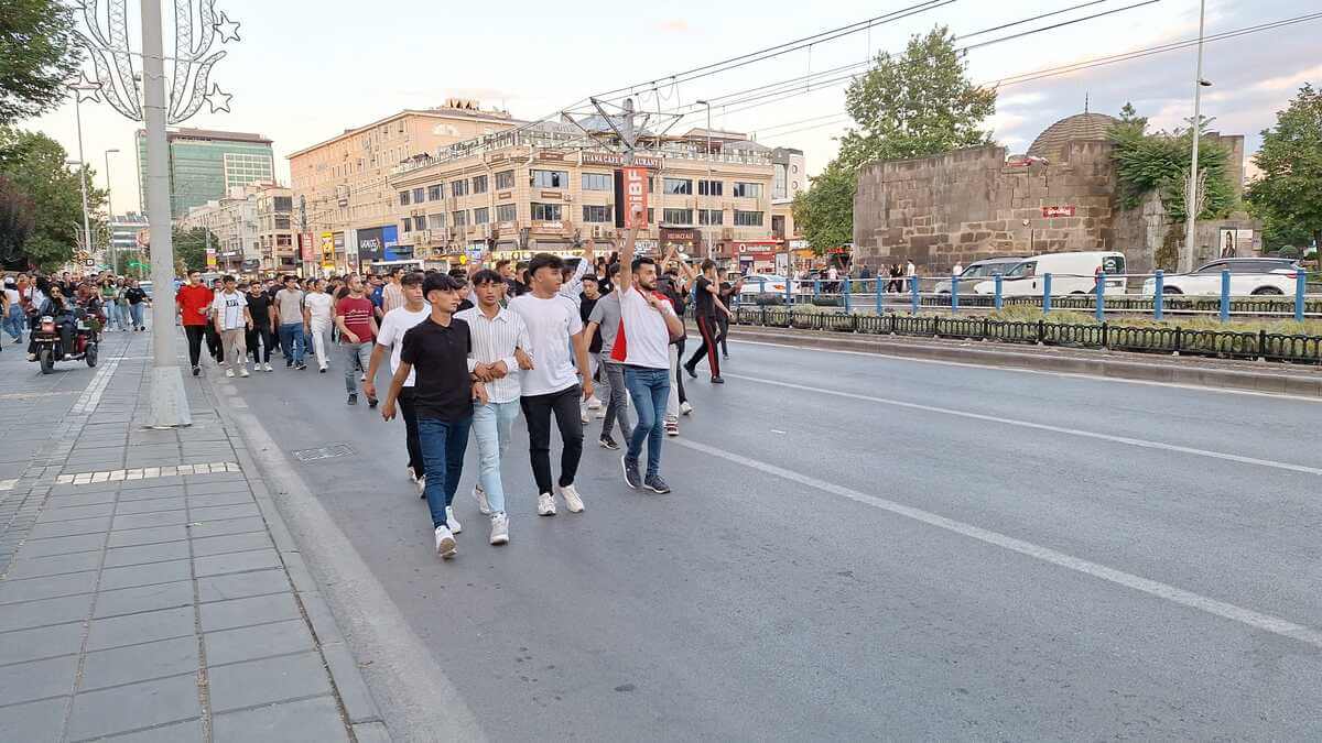 Kayseri’de Polis ve Vatandaş Arasında Arbede! 8 Kişi Gözaltına Alındı https://www.denizpostasi.com/kayseride-polis-ve-vatandas-arasinda-arbede-8-kisi-gozaltina-alindi