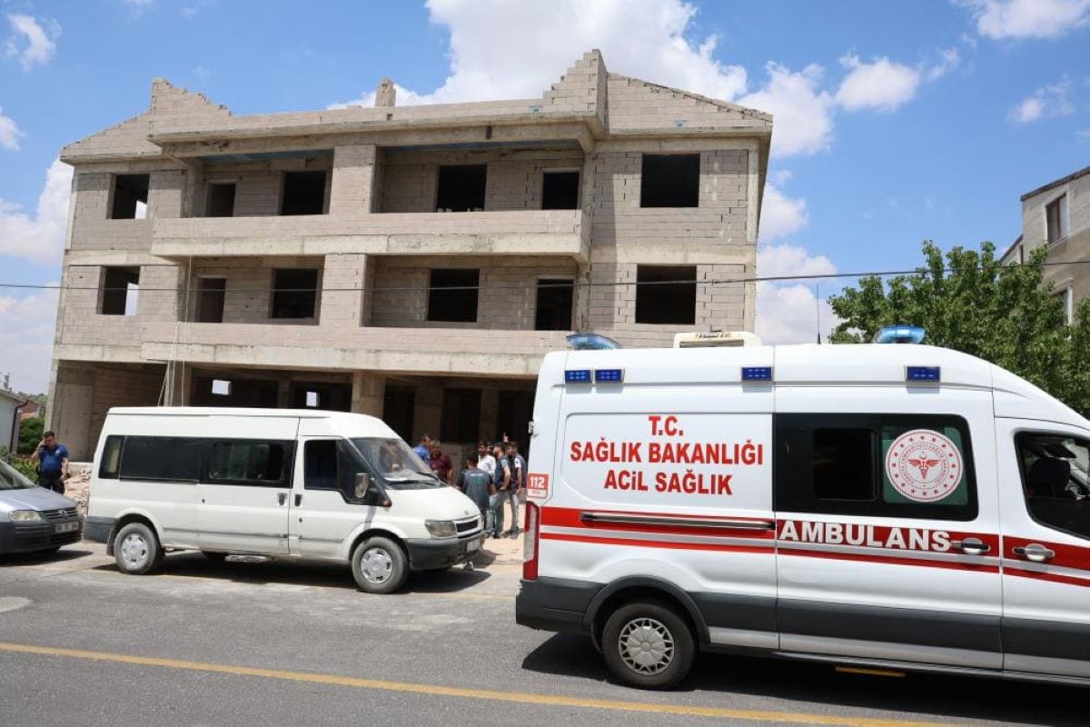 17 Yaşındaki Genç, İnşaattan Aşağıya Düştü! 3