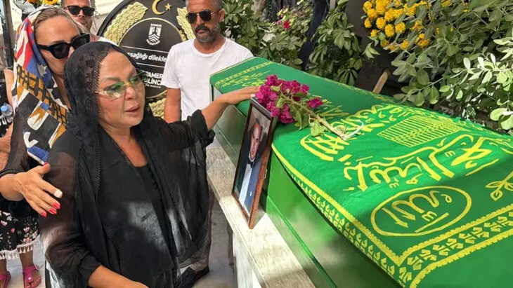 Ünlü Sanatçının Oğlu Toprağa Verildi!-1