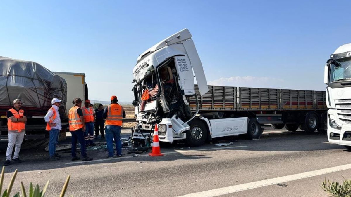 5 Tir, 2 Kamyon Çarpıştı 1 Ölü, Çok Sayıda Yaralı 1
