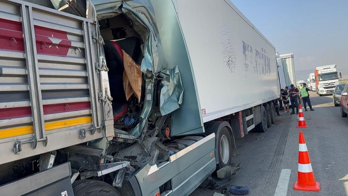 5 Tir, 2 Kamyon Çarpıştı 1 Ölü, Çok Sayıda Yaralı 2