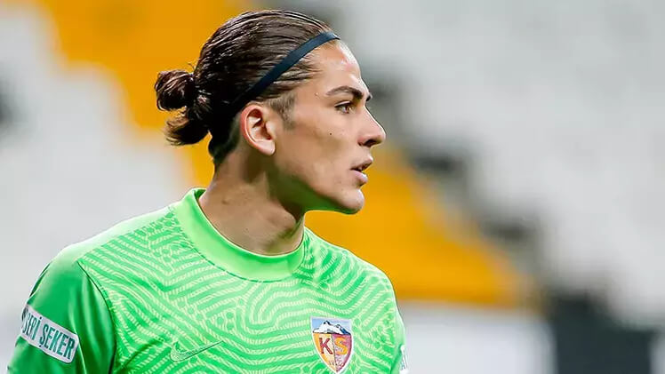Kayserispor Taraftarları Bunu Konuşuyor! Ünlü Fenomen Kayserili Futbolcuya Gönlümü mü Kaptırdı?-4