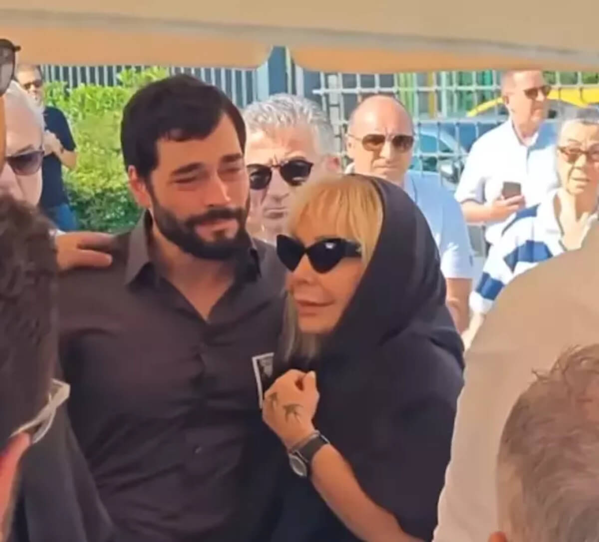 Ünlü Oyuncuyu Kahreden Tören! Ayakta Durmakta Güçlük Çekti!-2