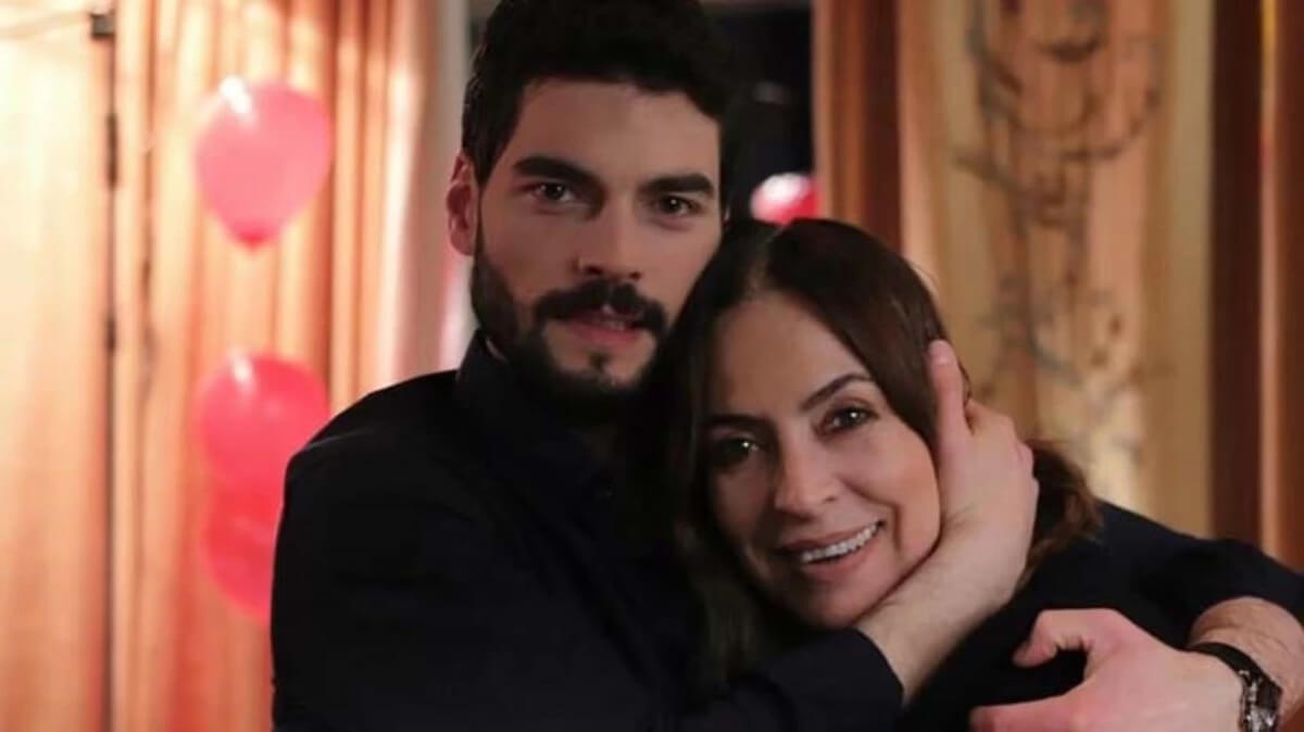 Ünlü Oyuncuyu Kahreden Haber! Anne Acısıyla Sarsıldı!-1