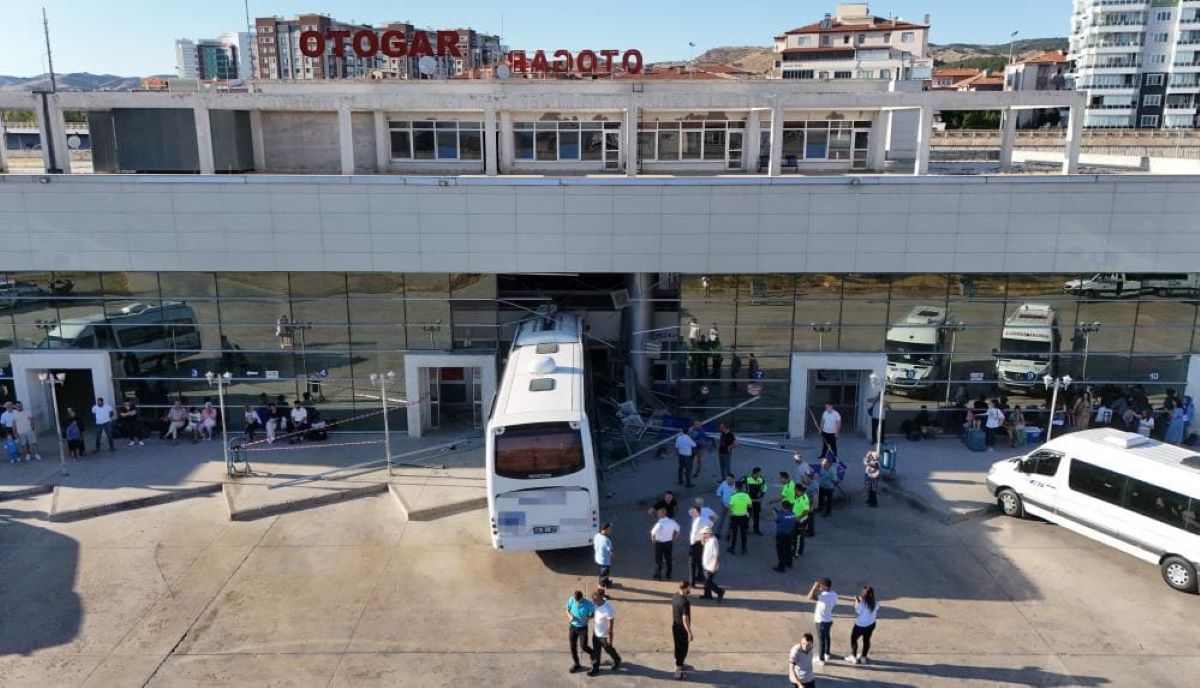 Ankara Kayseri Seferini Yapan Yolcu Otobüsü, Otogara Daldı Yaralılar Var! 3