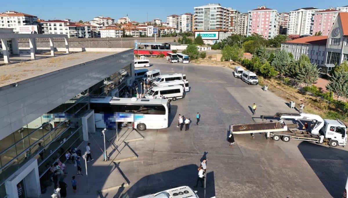 Ankara Kayseri Seferini Yapan Yolcu Otobüsü, Otogara Daldı Yaralılar Var! 4