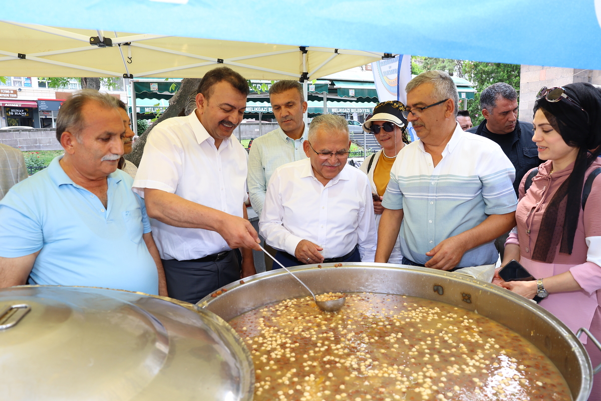 Aşure Dağıtımı (1)