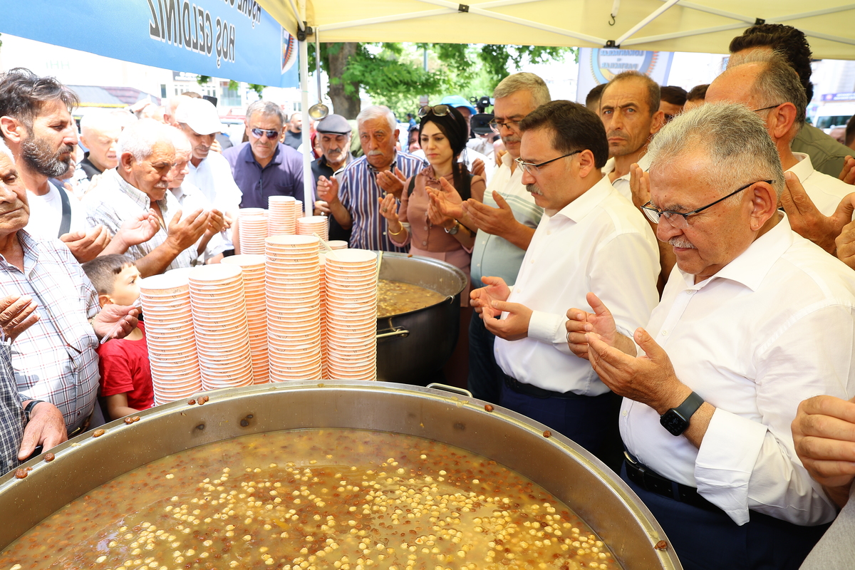 Aşure Dağıtımı (2)