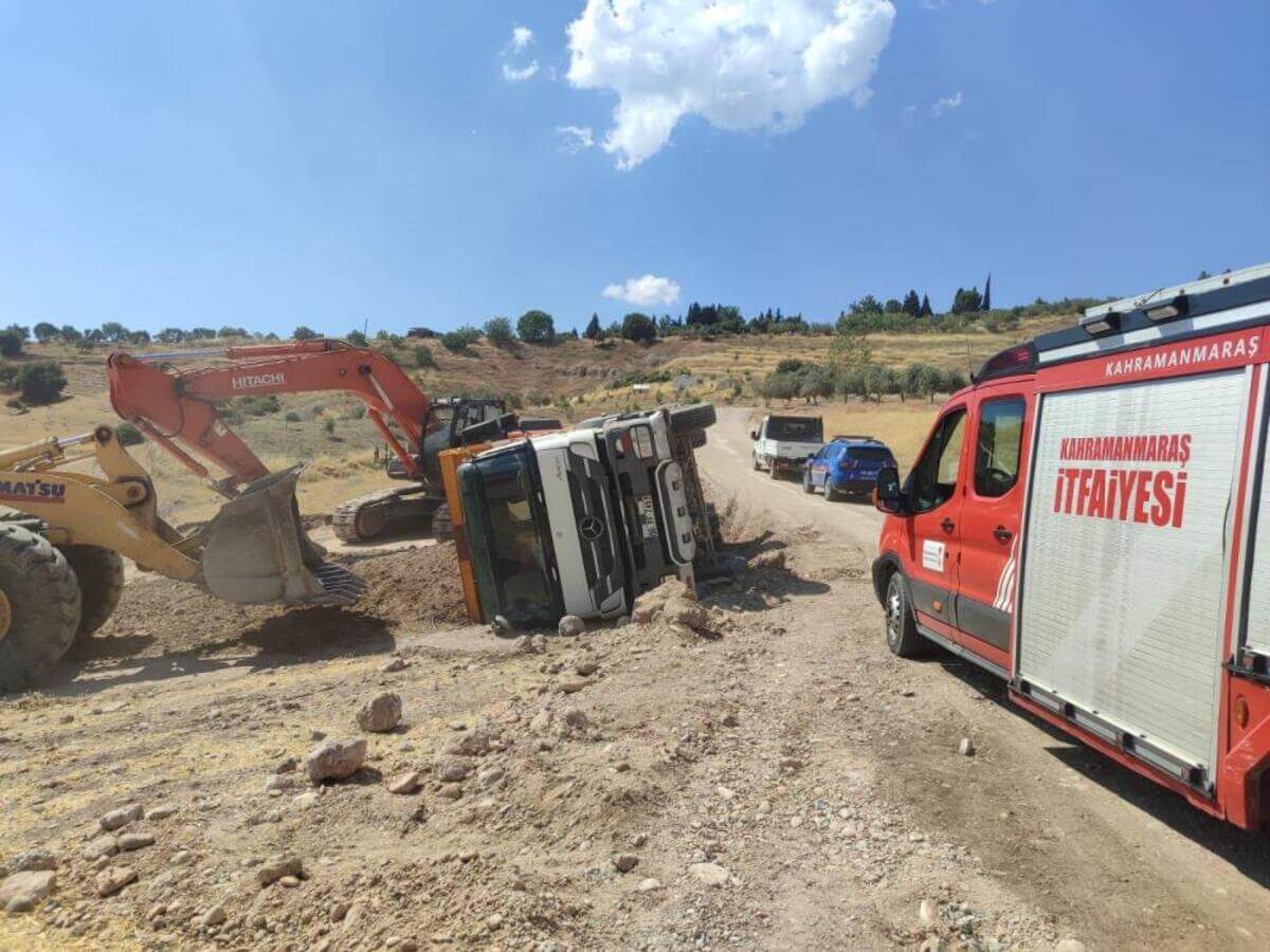 Yol Yapım Şantiyesinde Dehşet! Kum Yüklü Kamyon Devrildi!-2