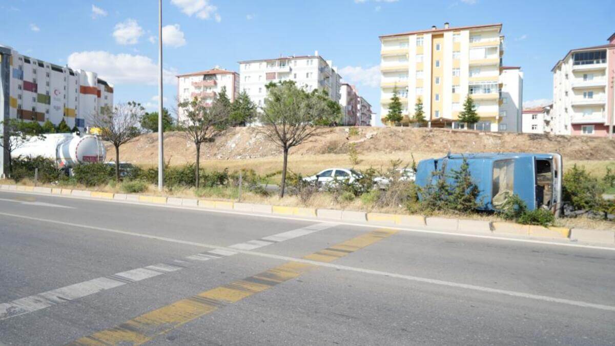 Kırıkkale-Kayseri Yolunda Kaza: Akaryakıt Tankerinin Çarptığı Otomobil Metrelerce Sürüklendi!-2