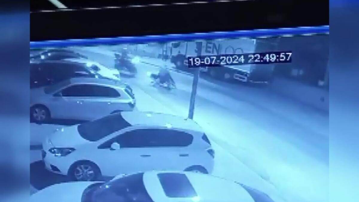 Dur İhtarına Uymayan Ehliyetsiz Sürücü Polise Çarptı!