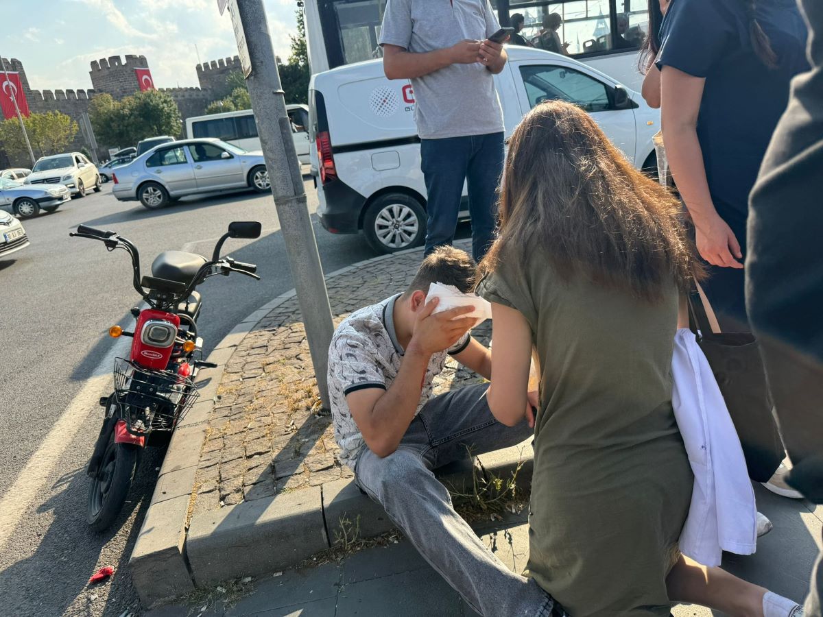 Cumhuriyet Meydanı’nda Korkutan Kaza Yaralı Gence Kızılay Ekipleri Koştu! 1