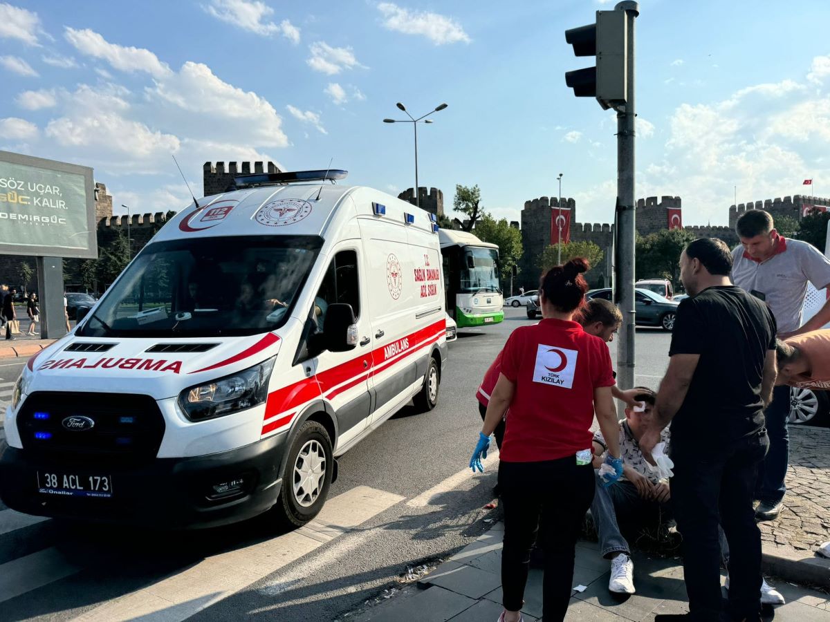 Cumhuriyet Meydanı’nda Korkutan Kaza Yaralı Gence Kızılay Ekipleri Koştu! 2