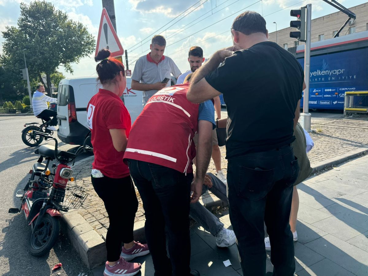 Cumhuriyet Meydanı’nda Korkutan Kaza Yaralı Gence Kızılay Ekipleri Koştu! 3