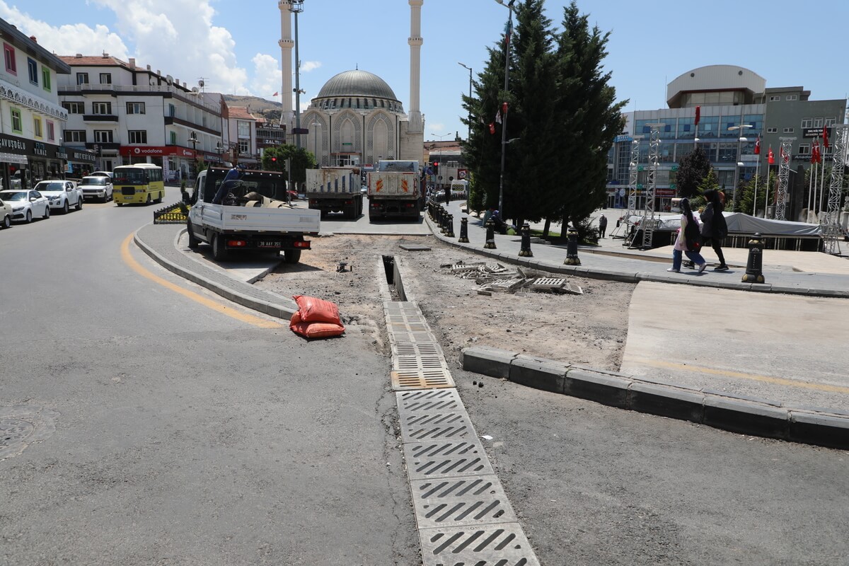Develi Cumhuriyet Meydanı’nda Sıcak Asfalt Serimi! (2)