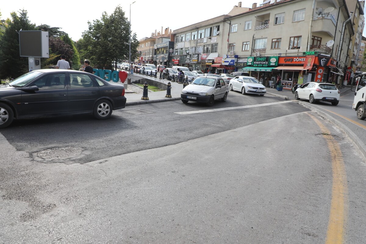 Develi Cumhuriyet Meydanı’nda Sıcak Asfalt Serimi! (3)