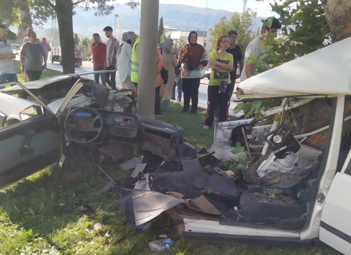 Feci Kazada Otomobil İkiye Bölündü Ölü Ve Yaralı Var! 2