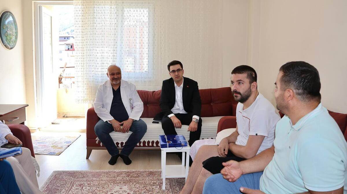 Kaymakamdan Kayserili Ünlü Sanatçıya Geçmiş Olsun Ziyareti! (1)