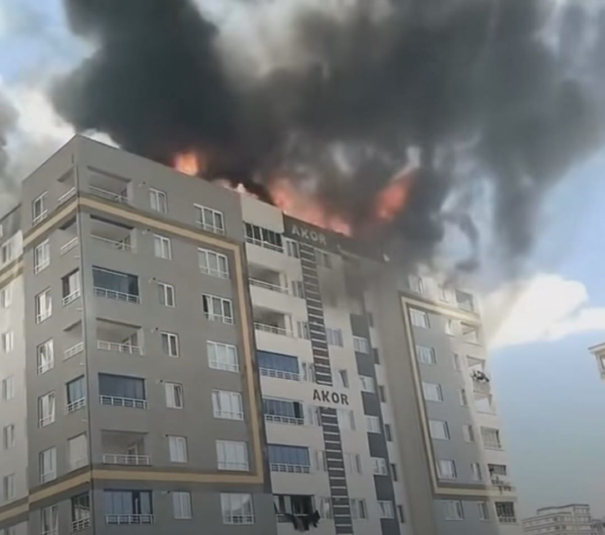 Kayseri’de 8 Katlı Bina Alevlere Teslim Oldu! 1