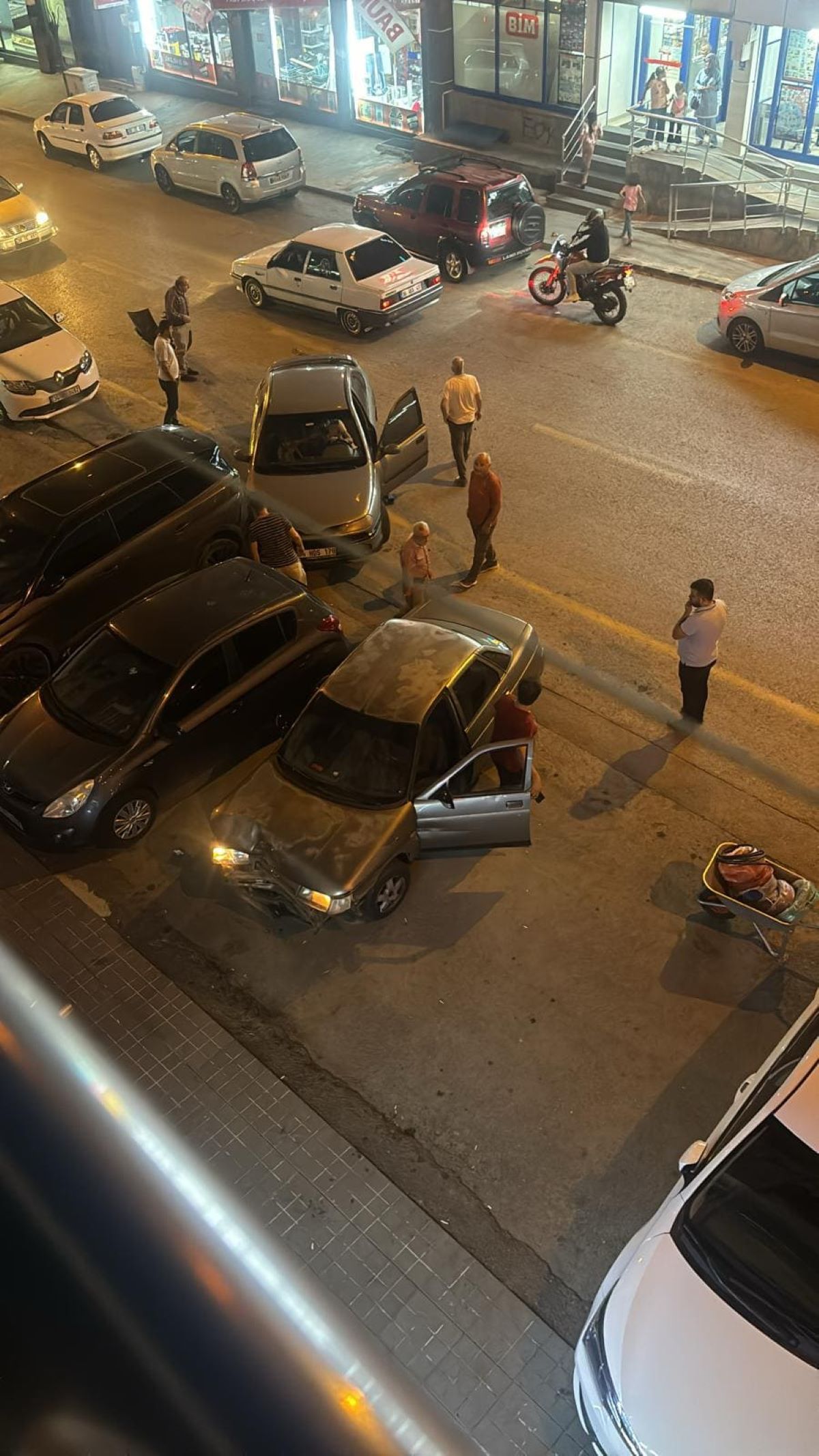 Kayseri’de Alkollü Sürücü, Park Halindeki Araçlara Daldı! 1