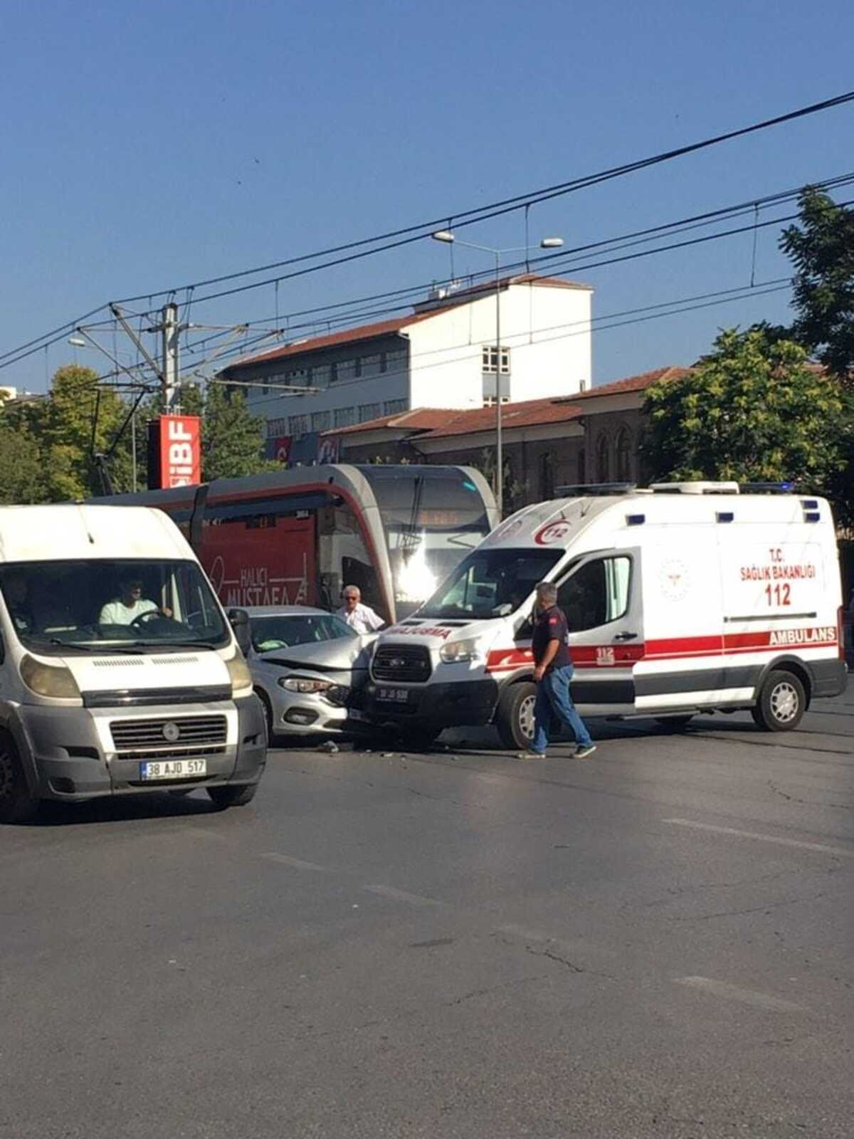 Kayseri'de İhbara Giden Ambulans Kaza Yaptı! (3)