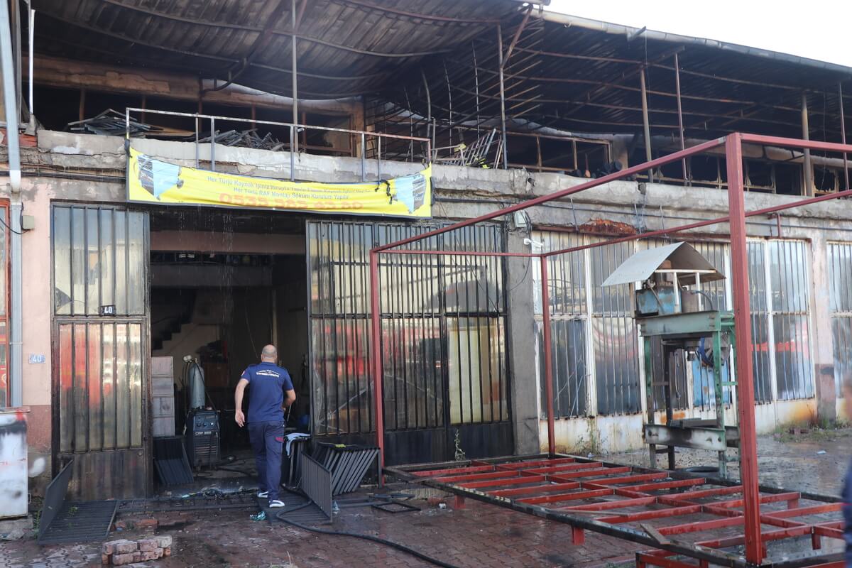 Kayseri’de Korkutan Yangın! Fabrika Alevlere Teslim Oldu! (1)