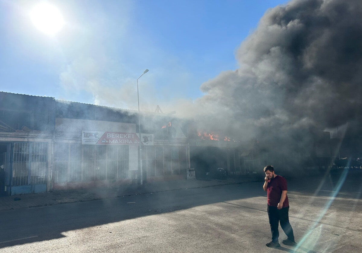 Kayseri’de Korkutan Yangın! Fabrika Alevlere Teslim Oldu! (4)