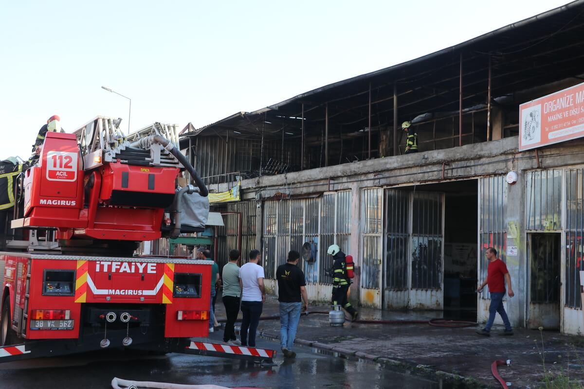 Kayseri’de Korkutan Yangın! Fabrika Alevlere Teslim Oldu! (5)