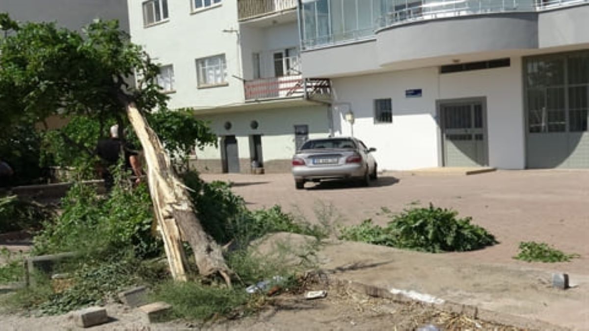 Kayseri’de Otomobil Evin Bahçesine Uçtu 2 Yaralı 1