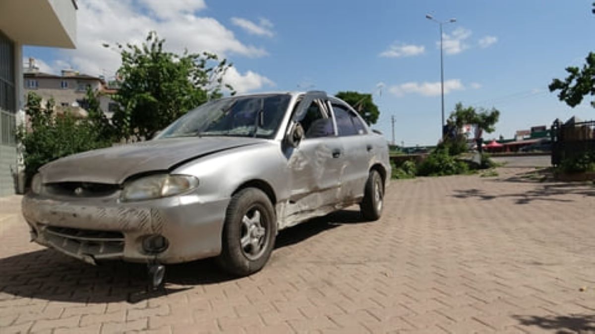 Kayseri’de Otomobil Evin Bahçesine Uçtu 2 Yaralı 3