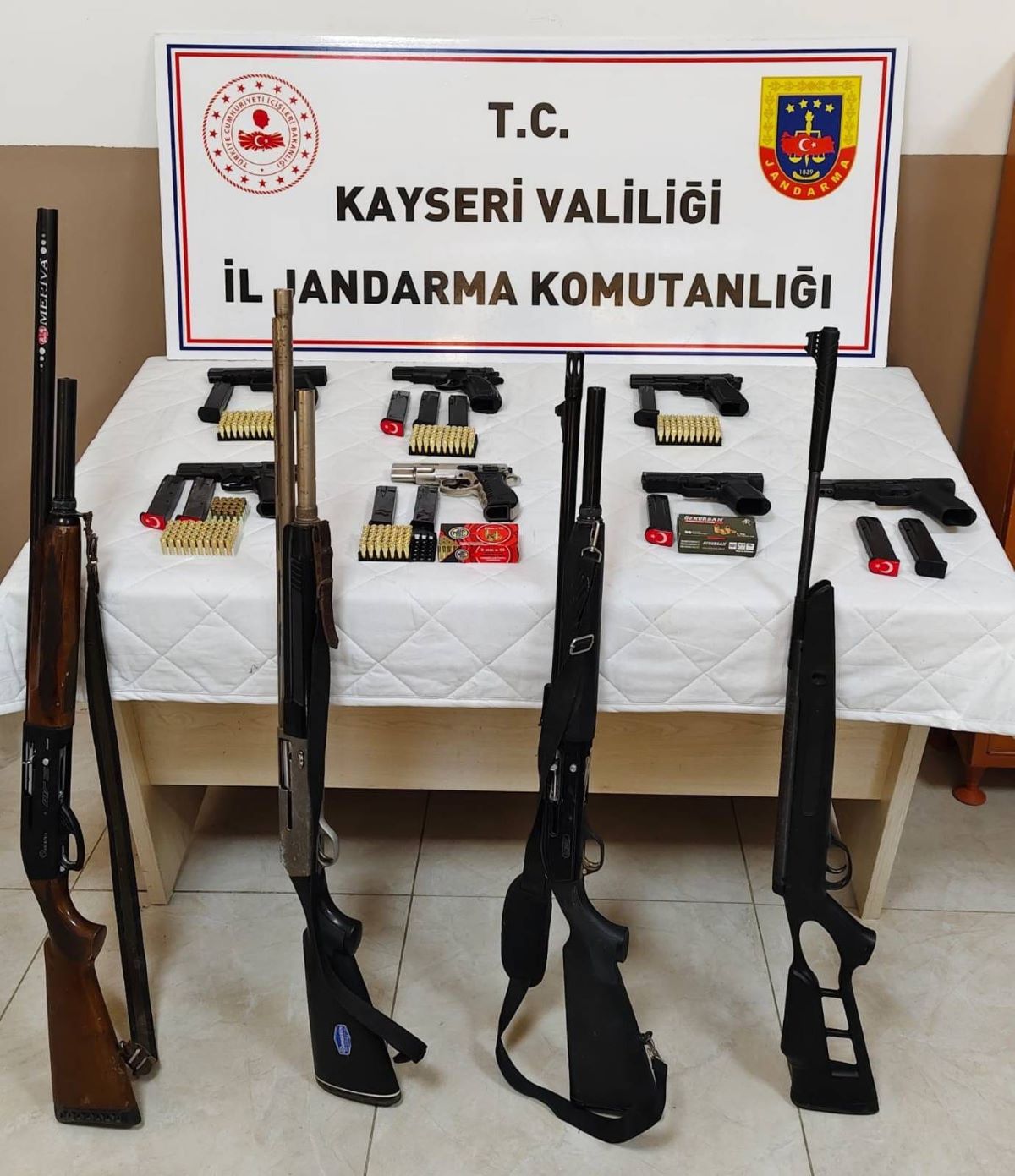 Kayseri’nin O İlçesine Yine Baskın Çok Sayıda Silah Ele Geçirildi 1
