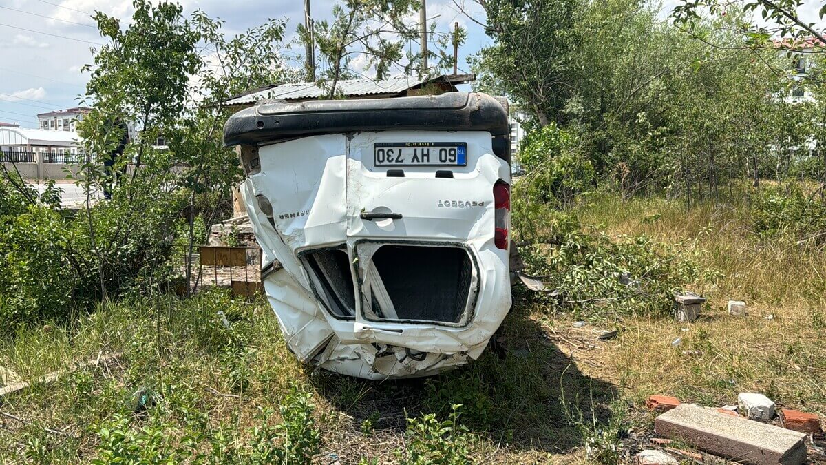 Sivas'ta Ölüm Virajında Takla Atan Araç Hurdaya Döndü! (4)