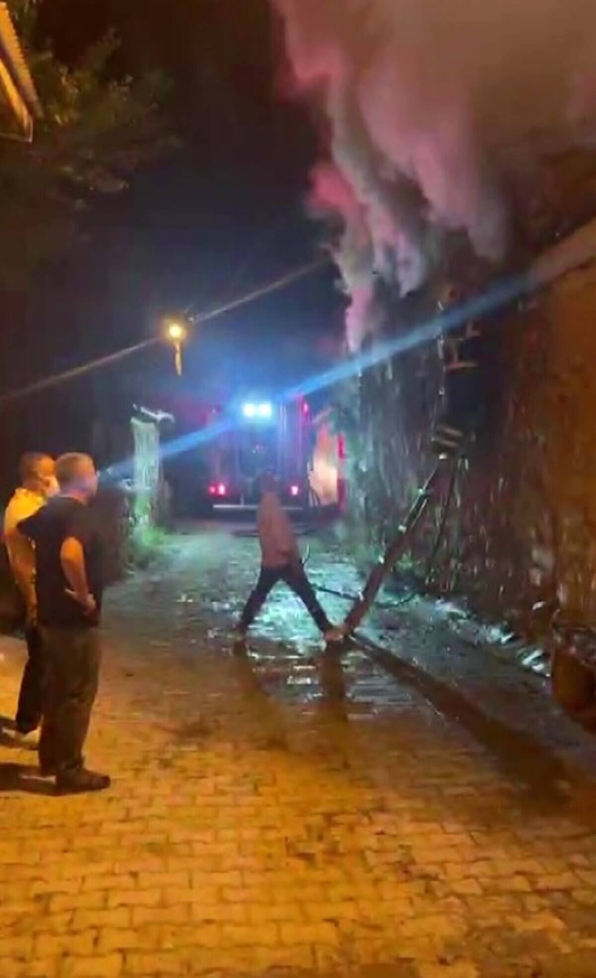 Sivas'ta Tek Katlı Ev Yanarak Küle Döndü (1) 22