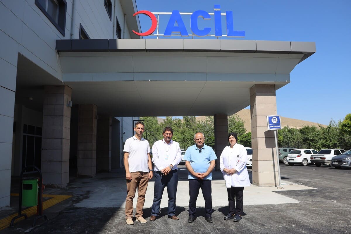 Tozdan Geçilmiyordu! Devlet Hastanesinin Önü Yenilendi! (3)