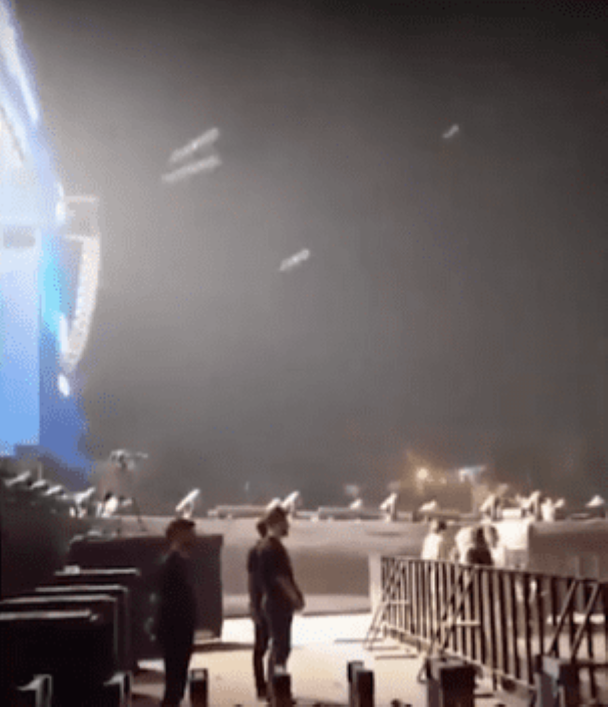Ünlü Şarkıcının Konserinde Söylediği Söz Olay Oldu Pet Şişe Atarak, Sahneden İndirdiler! 1