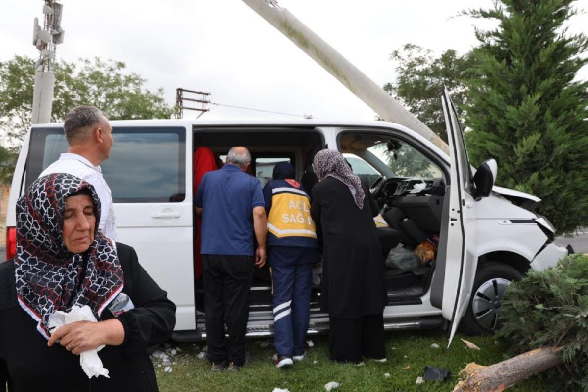 Kontrolden Çıkan Minibüs Aydınlatma Direğine Çarptı Yaralılar Var 1