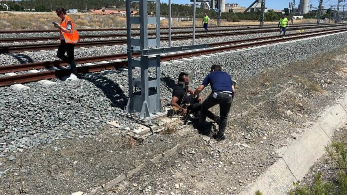 Raydan Çıkan Lokomotif Beton Bloğa Çarpıp Devrildi!-2