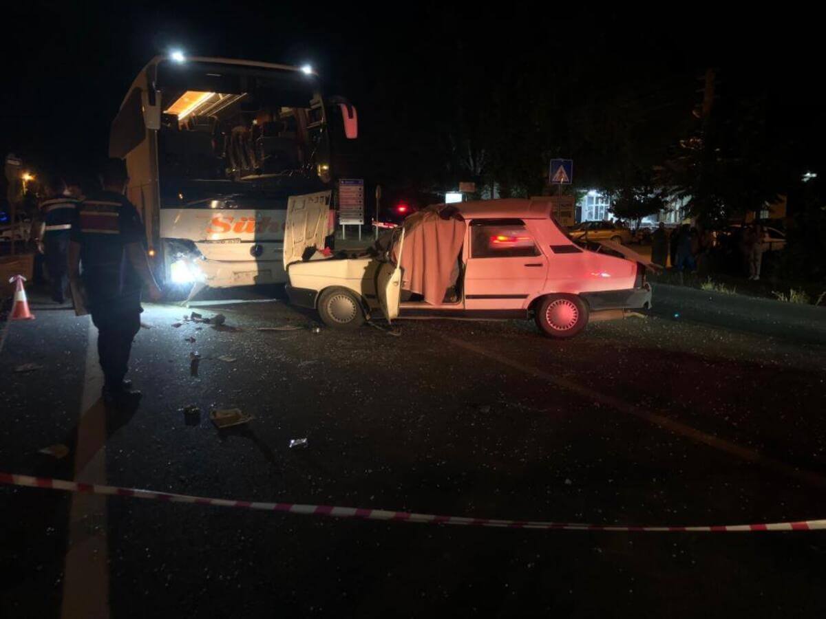 Kayseri’ye Doğru Yola Çıkan Otobüs Otomobile Çarptı! 1 Ölü-1