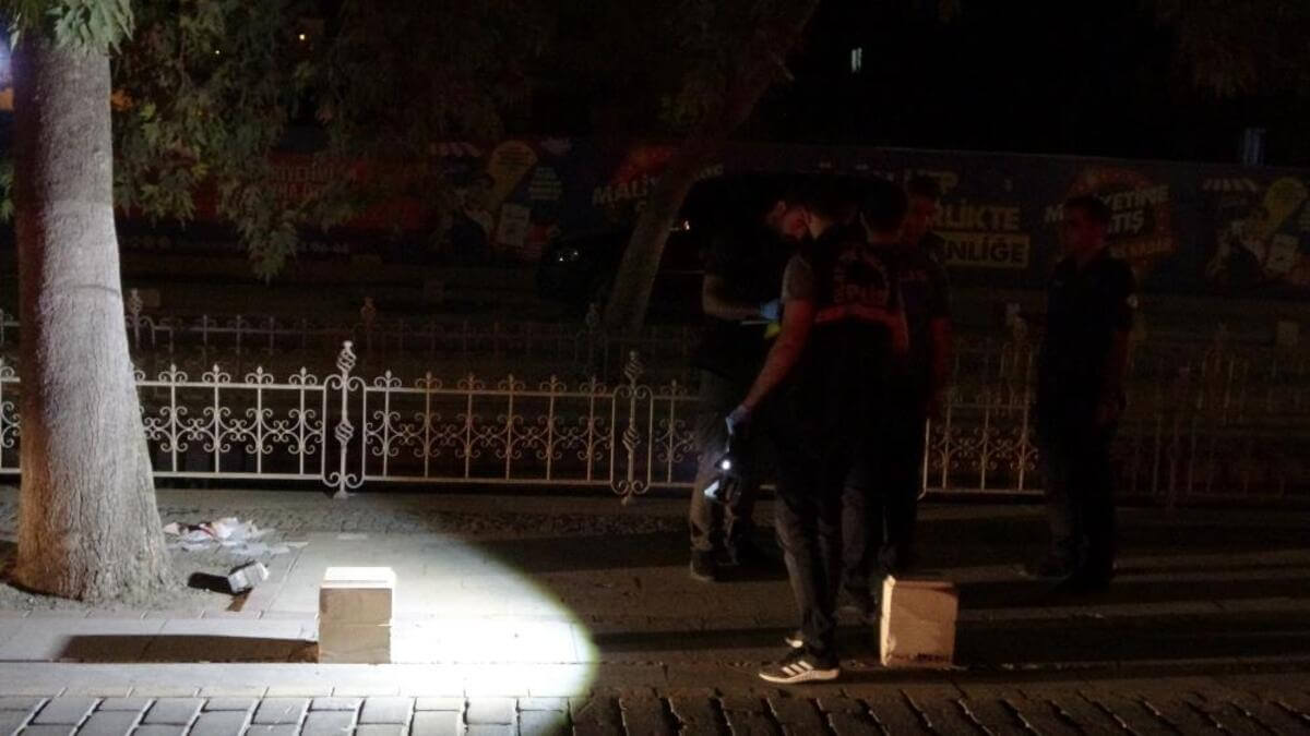 Gece Yarısı Silahlı Saldırı! Mermilerin Hedefi Oldu!