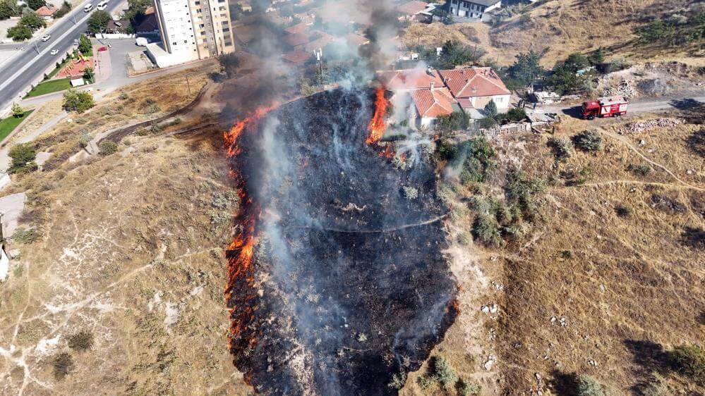 Kayseri’de Mahalleye Korku Saçtı, Evin Etrafını Kuşattı!