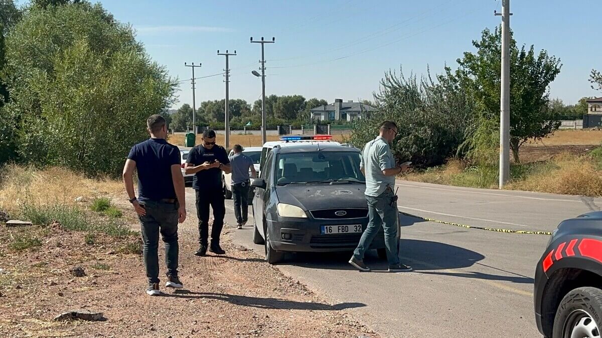 Motosikletli Dehşet! Otomobilin Önünü Kesip Kurşun Yağdırdı!