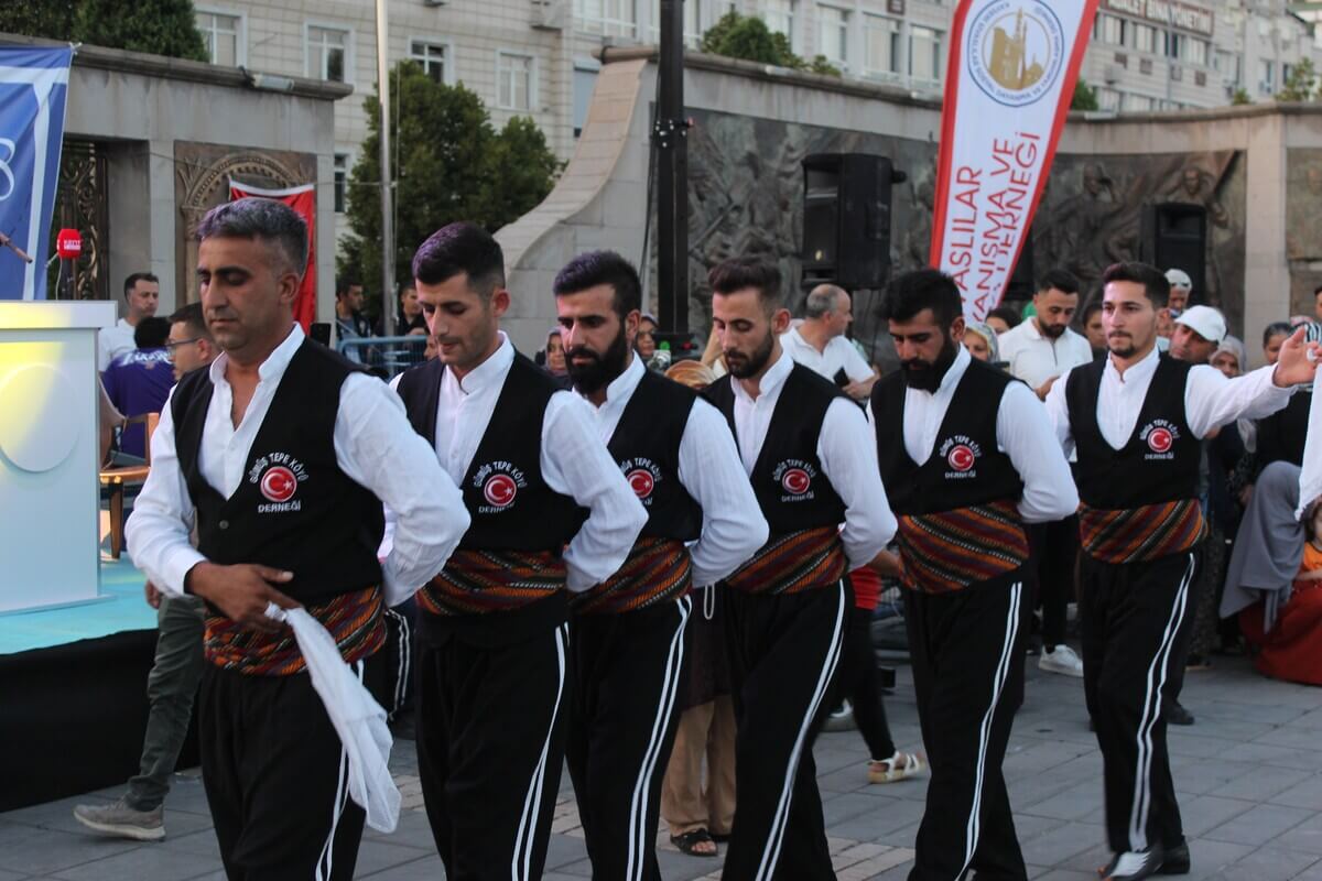 Binlerce Sivaslı Kayseri Cumhuriyet Meydanı’na Akın Etti! (2)