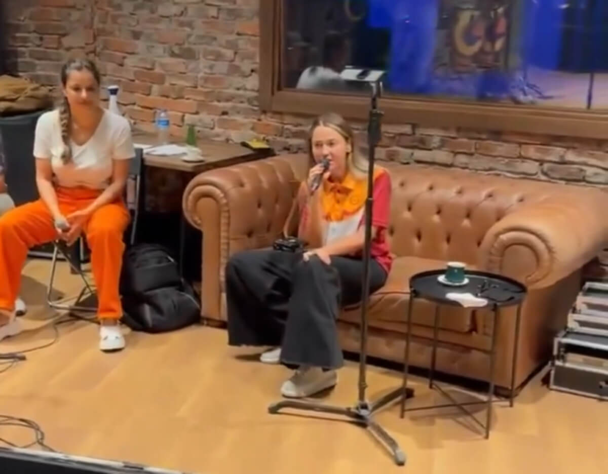 Ünlü Şarkıcı Galatasaray’ın Teknik Direktörüyle mi Yakalandı?