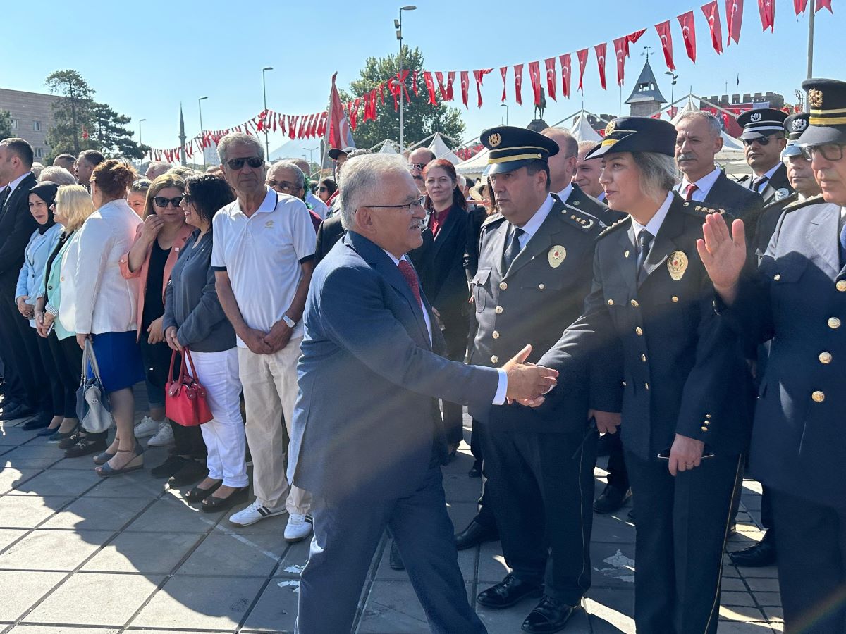 Cumhuriyet Meydanı’nda Tören Başladı! 1