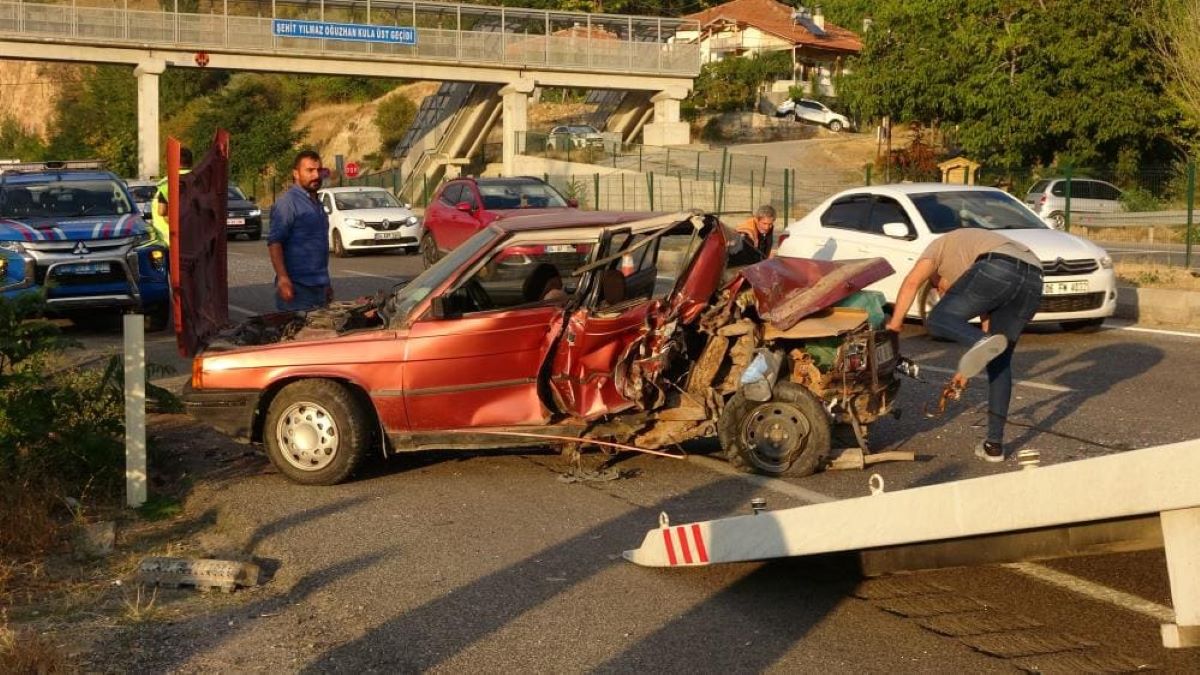 Feci Kazada Araçlar Hurdaya Döndü Yaralılar Var! 1