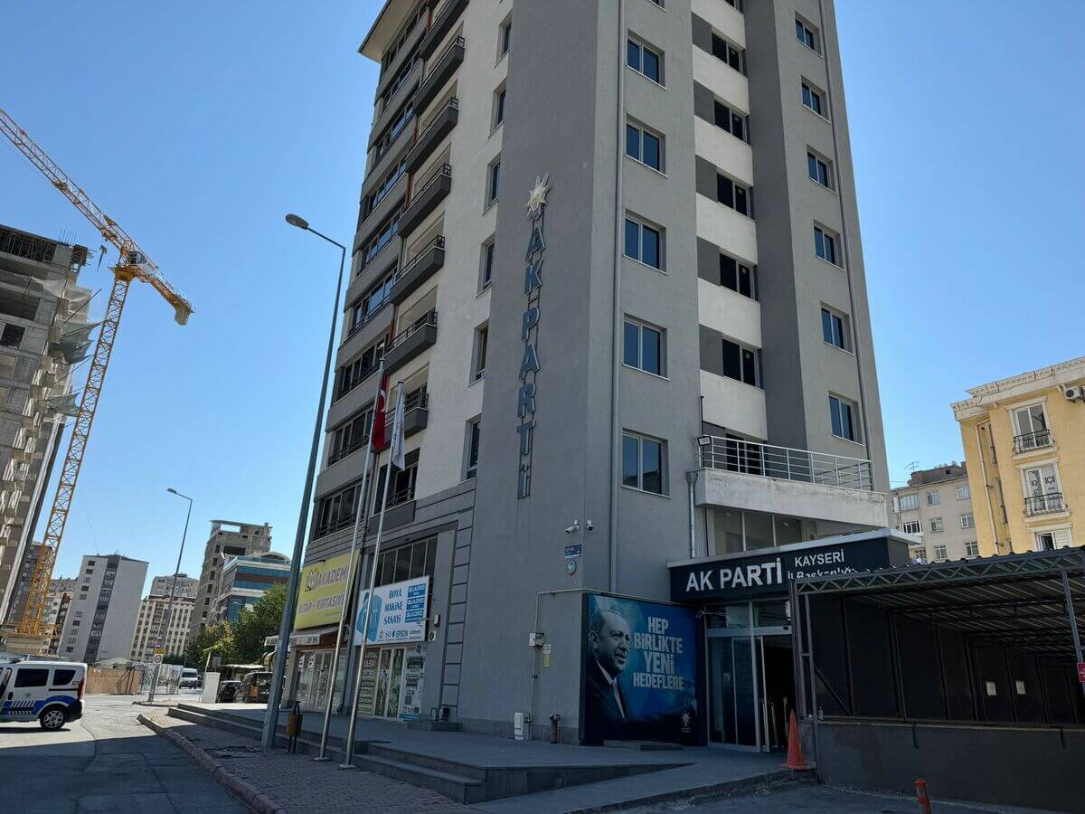 Kayseri Ak Parti İl Binası Önünde Şüpheli Çanta Paniği (2)
