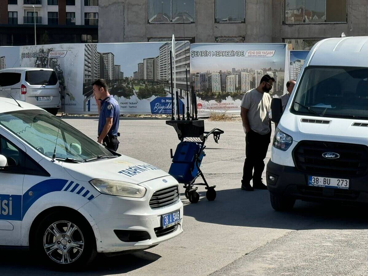 Kayseri Ak Parti İl Binası Önünde Şüpheli Çanta Paniği 22
