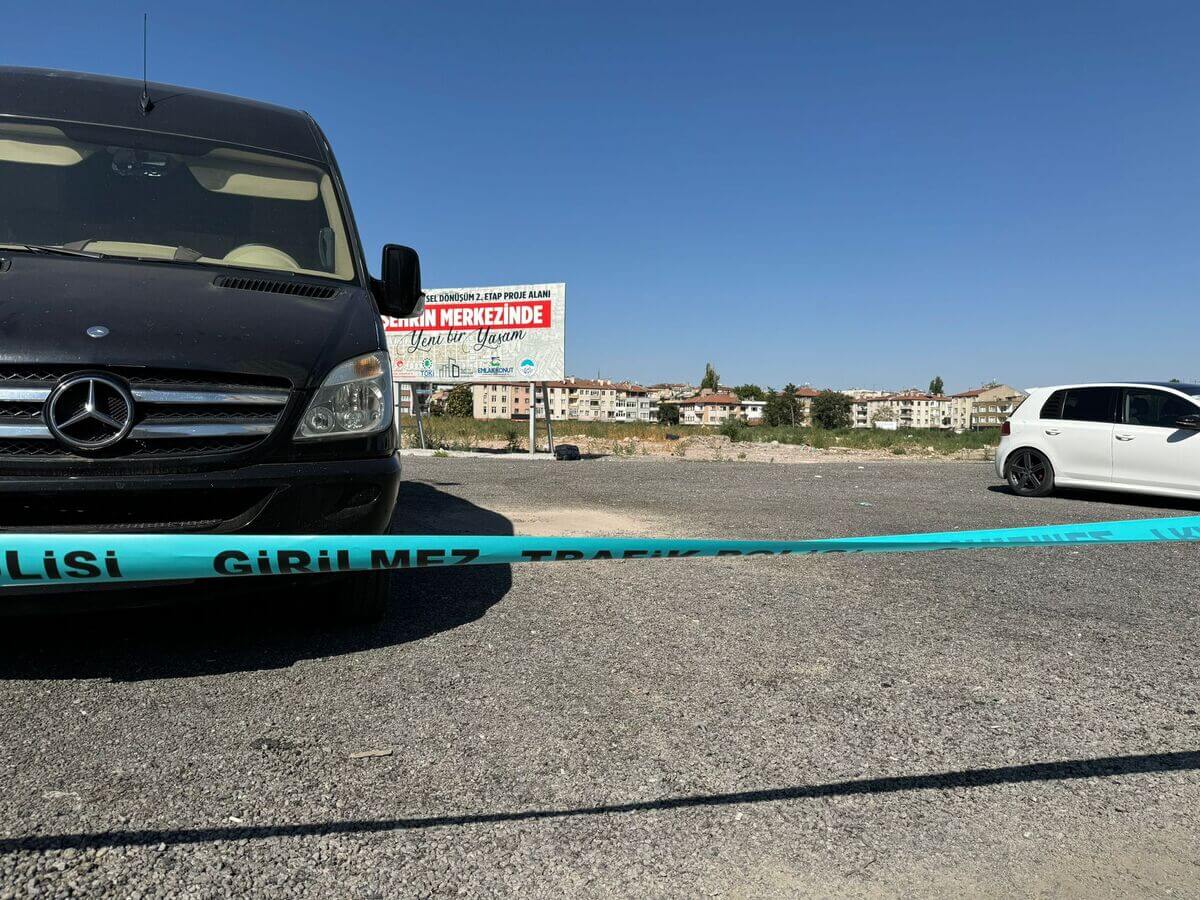 Kayseri Ak Parti İl Binası Önünde Şüpheli Çanta Paniği (3)