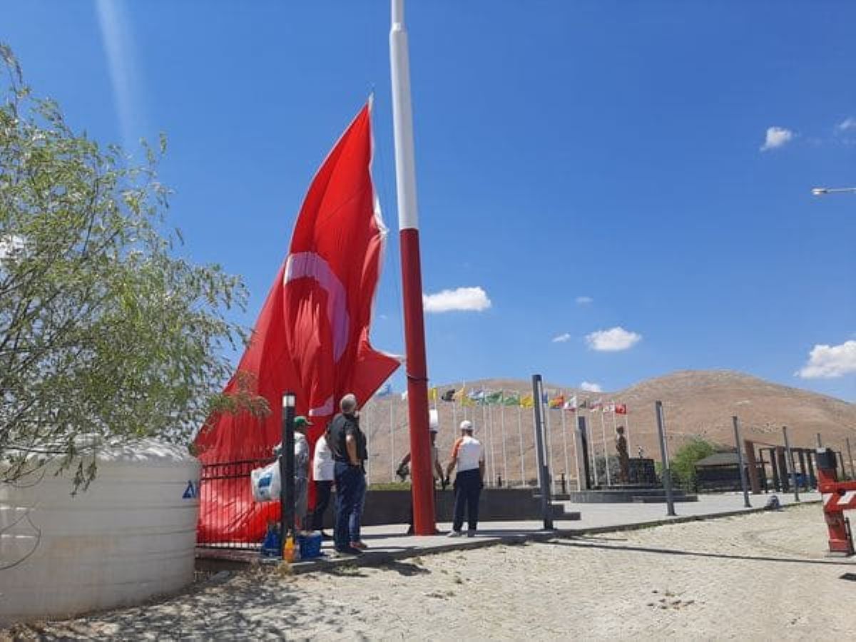 Kayseri Yolu Üzerine Asıldı Gökyüzünde Dalgalanacak! 1